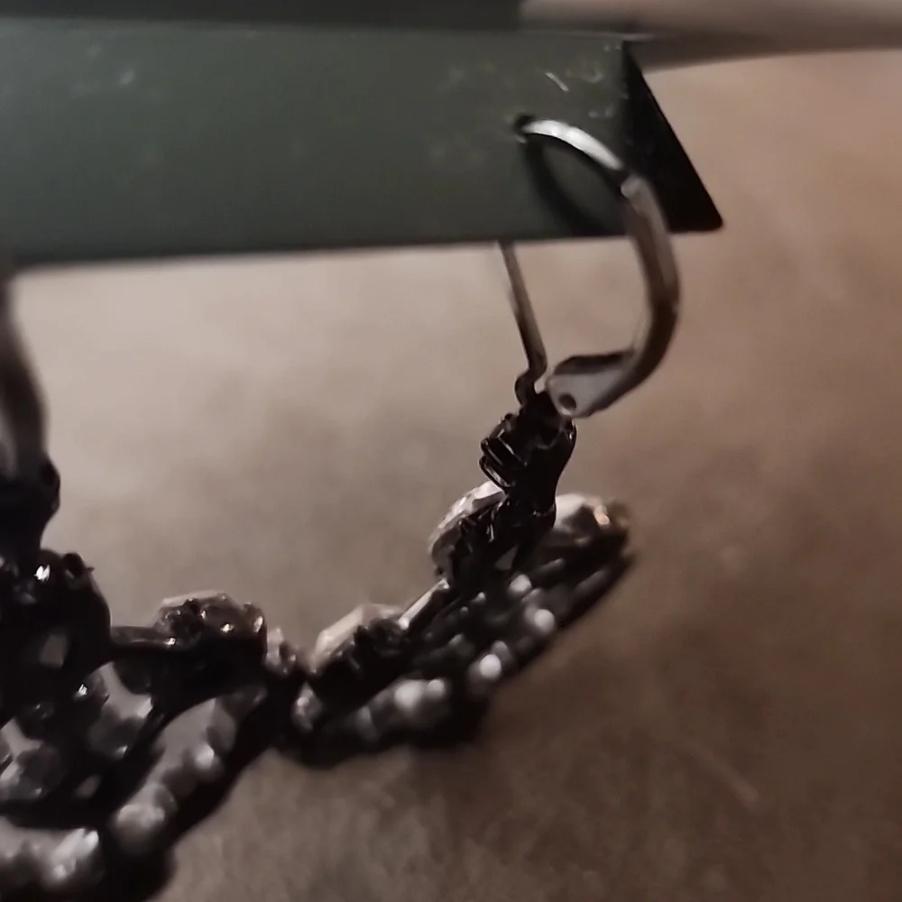 SIMPLY VERA Dangle Earrings NWT - Picture 3 of 3
